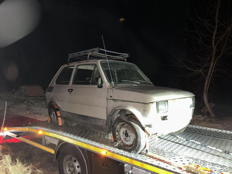 Nocny transport zabytkowego Fiata 126p na lawecie