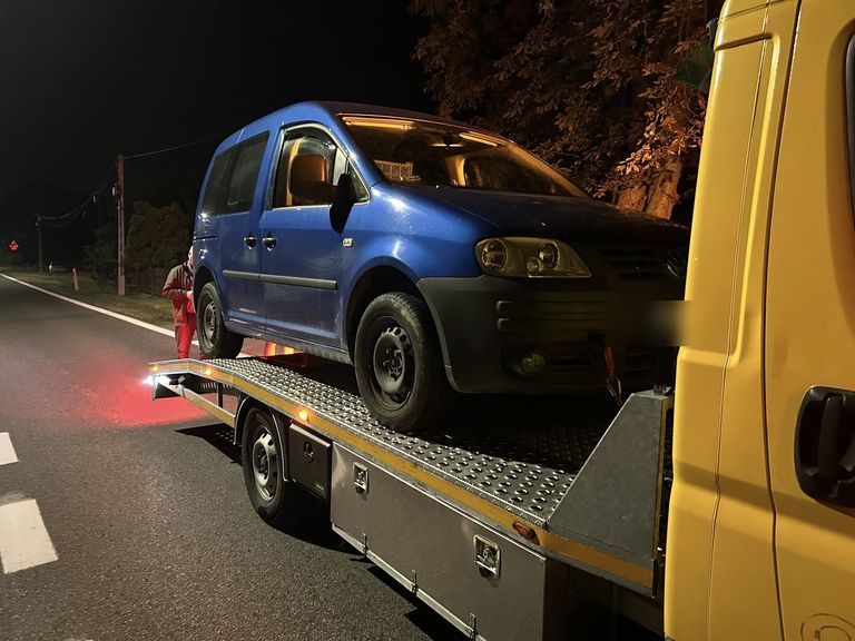 Nocne holowanie samochodu na drodze gminnej w gminie Prażmów