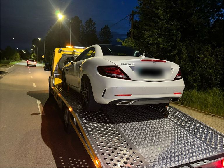 Nocny transport Mercedesa SLC na lawecie