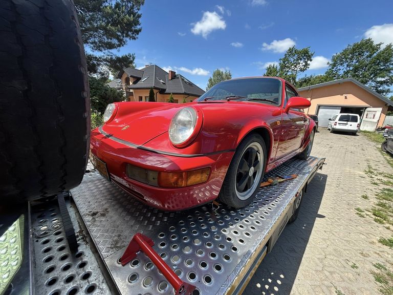 Transport klasycznego Porsche 911 na lawecie