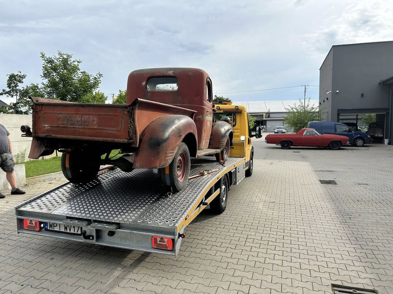Transport zabytkowego pickupa do renowacji